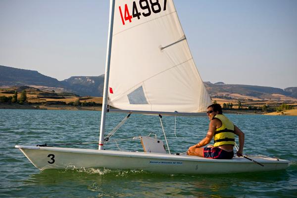 velero pequeño en el embalse de Alloz